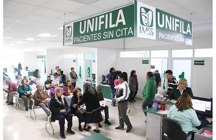 Sala de espera de los m&oacute;dulos Unifila del IMSS con pacientes esperando